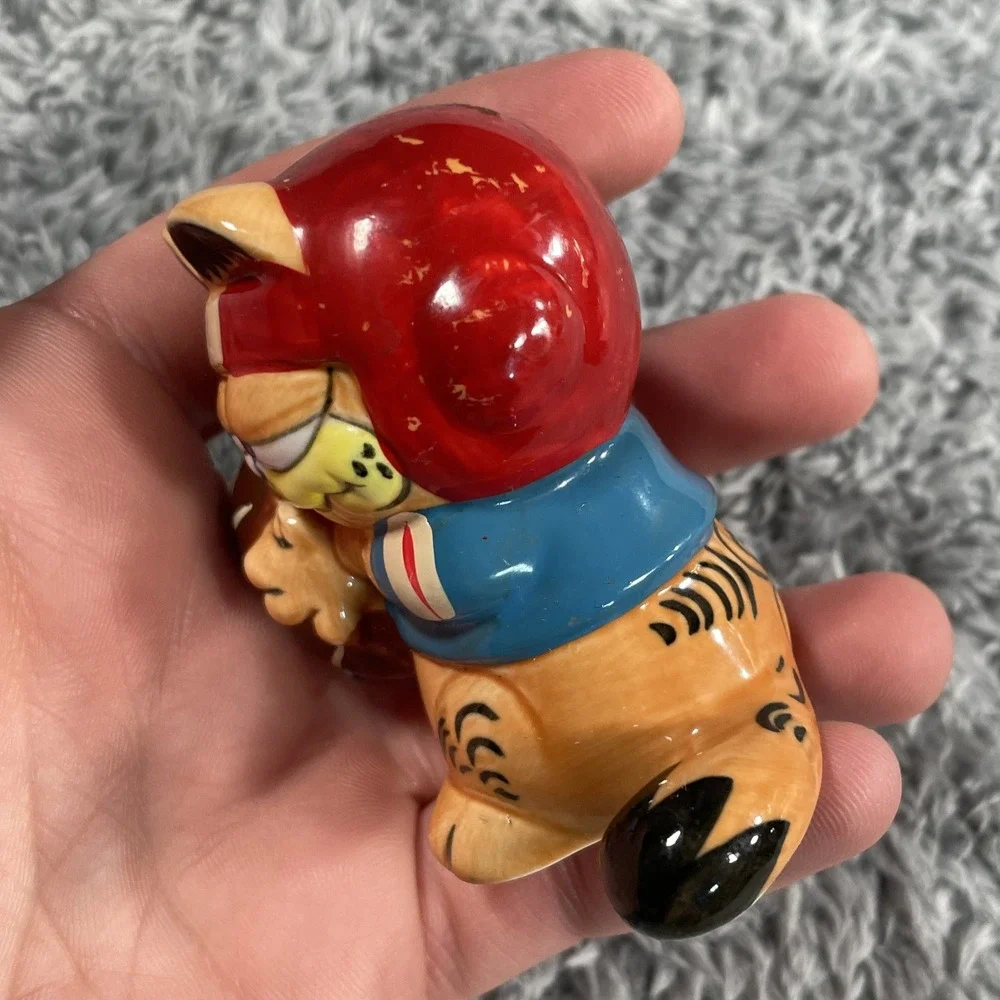 Vintage Enesco Garfield The Cat With Football 2.5